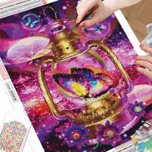 Ladda upp bild till gallerivisning, Diamond Painting Fjäril I Lykta*