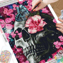 Ladda upp bild till gallerivisning, Diamond Painting Skalle Med Blommor*